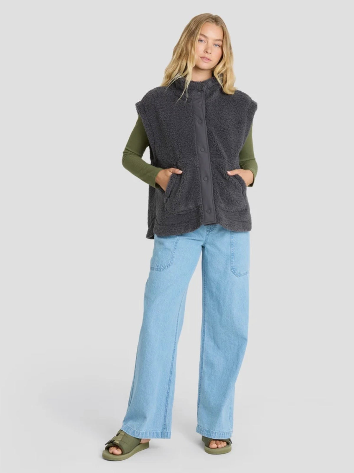Billabong Waver Sherpa Vest in Black Sands