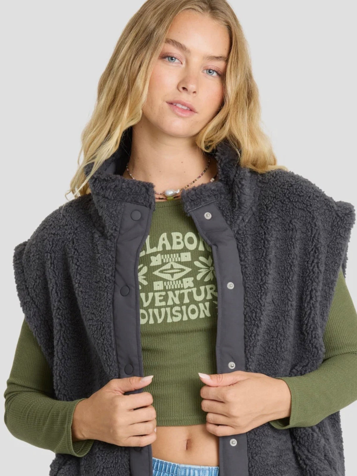Billabong Waver Sherpa Vest in Black Sands