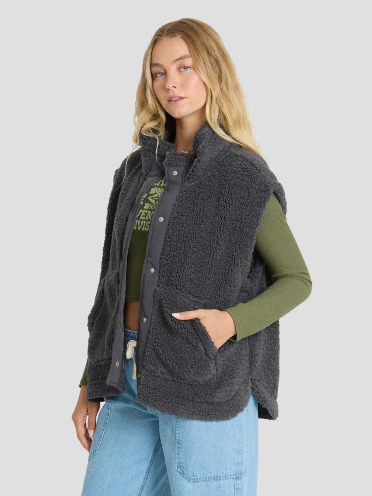 Billabong Waver Sherpa Vest in Black Sands