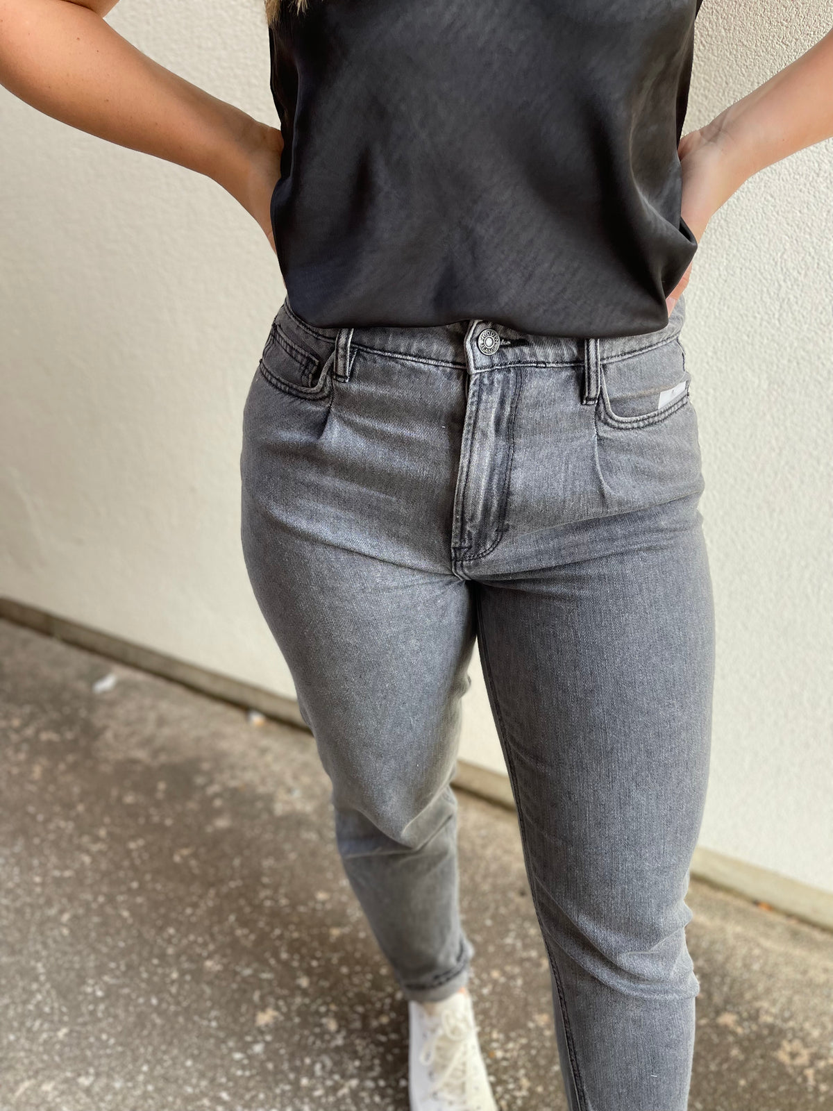 Zoey Mom Tapered Leg Jeans